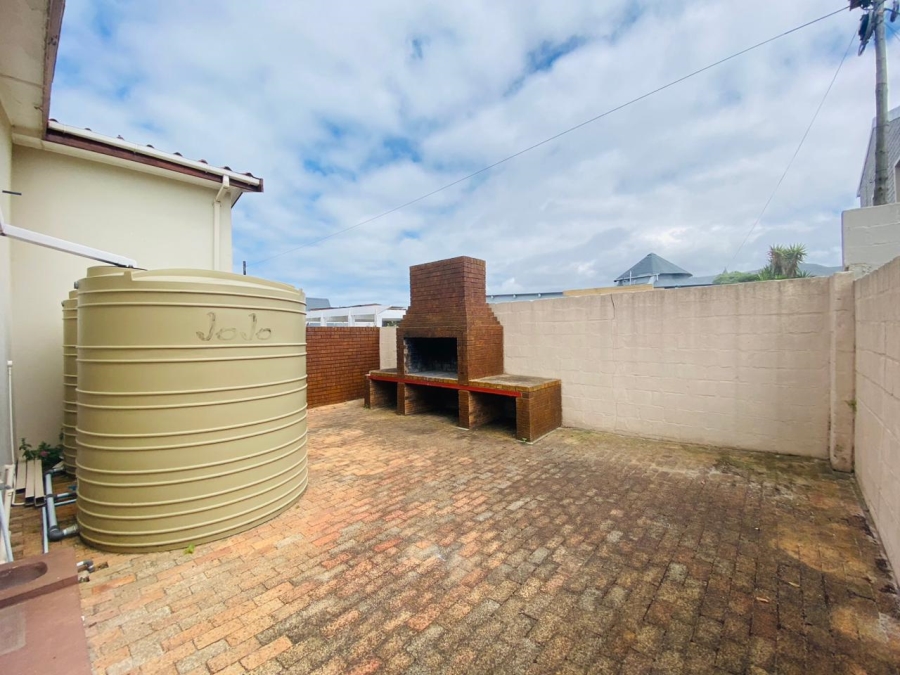 4 Bedroom Property for Sale in Sandbaai Western Cape